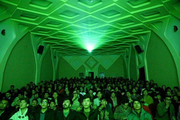 تماشای فوتبال در تالار همایش نمارسانه